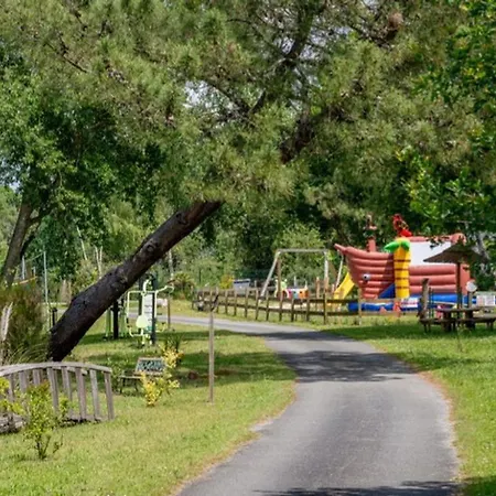 Camping Mobil-home 32m² Pour 8 Pers, Terrasse, Saint-sornin - Api-1-52-399 Saint-Sornin (Charente-Maritime)