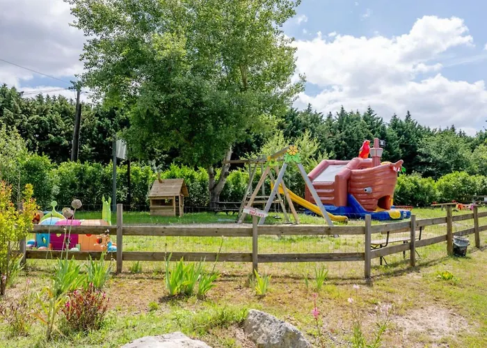 Mobil-home 32m² Pour 8 Pers, Terrasse, Saint-sornin - Api-1-52-399 Camping